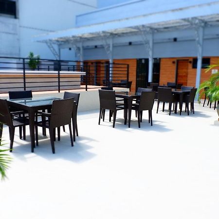 The Charter House Hotel Makati City Buitenkant foto