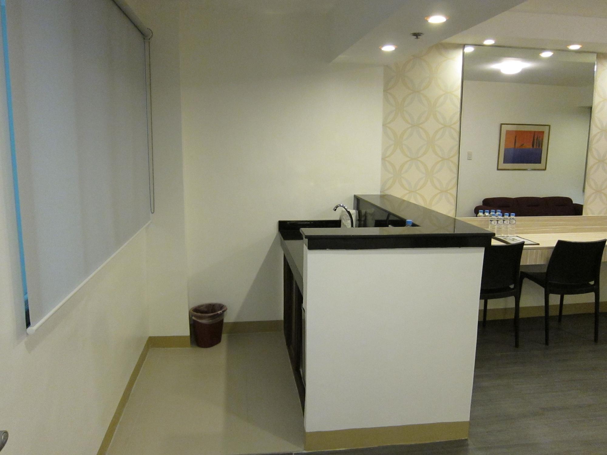 The Charter House Hotel Makati City Buitenkant foto