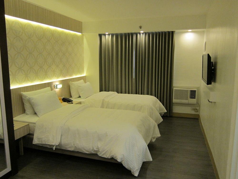 The Charter House Hotel Makati City Buitenkant foto