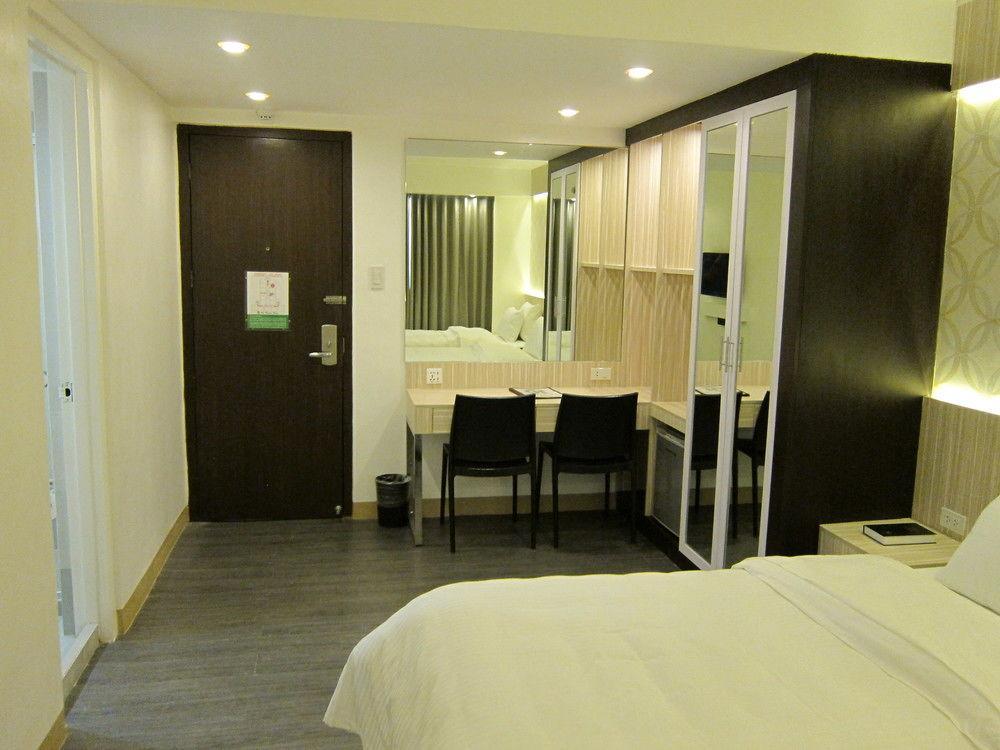 The Charter House Hotel Makati City Buitenkant foto