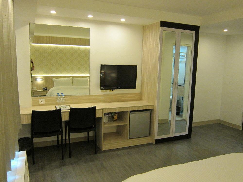 The Charter House Hotel Makati City Buitenkant foto