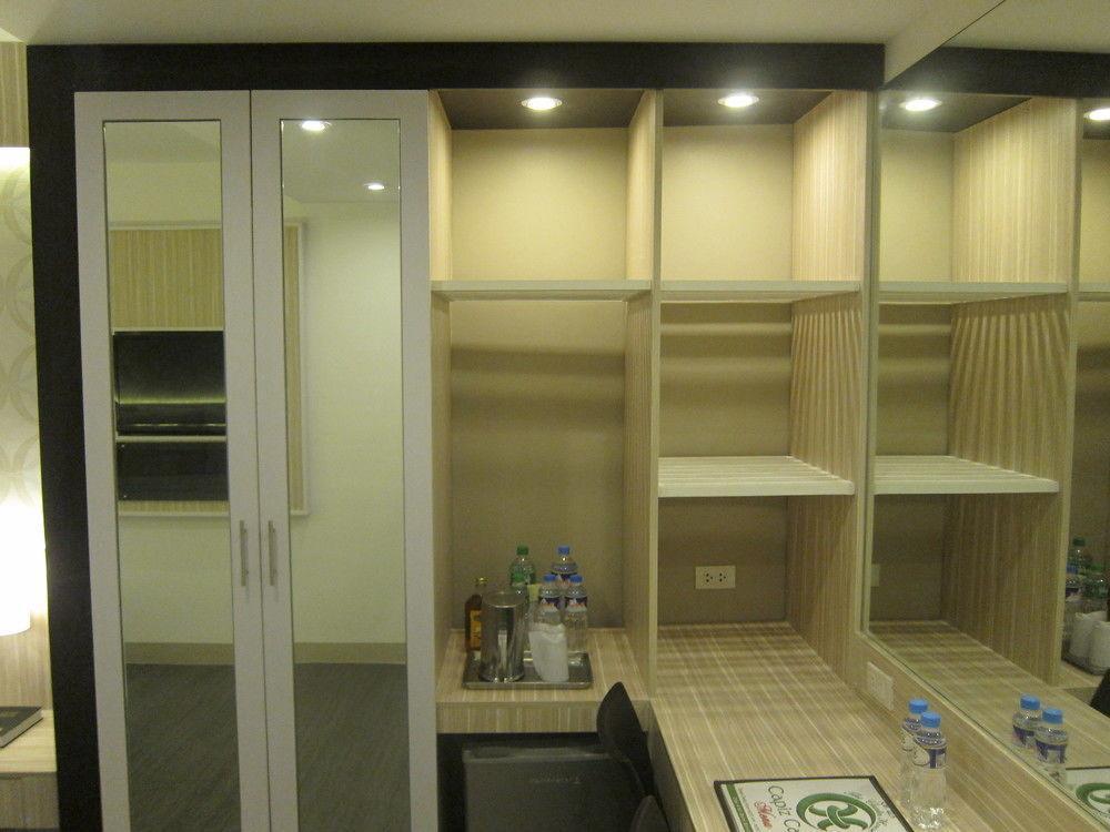 The Charter House Hotel Makati City Buitenkant foto