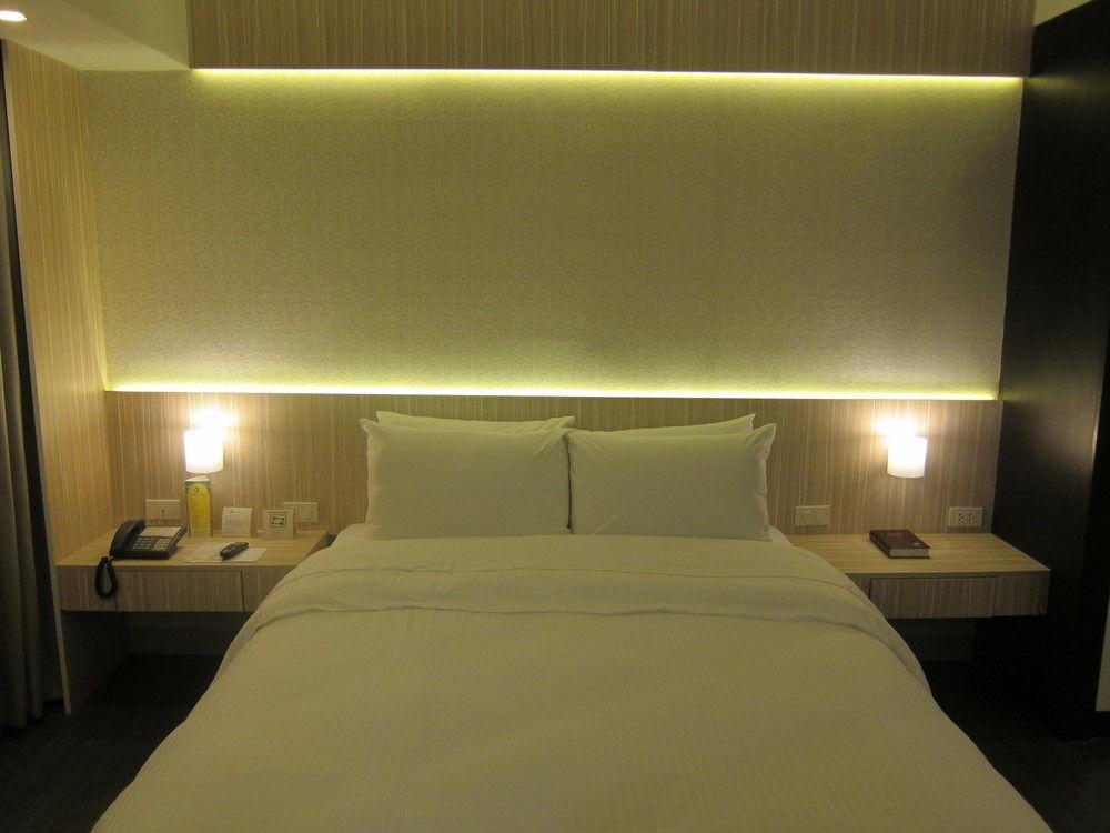 The Charter House Hotel Makati City Buitenkant foto