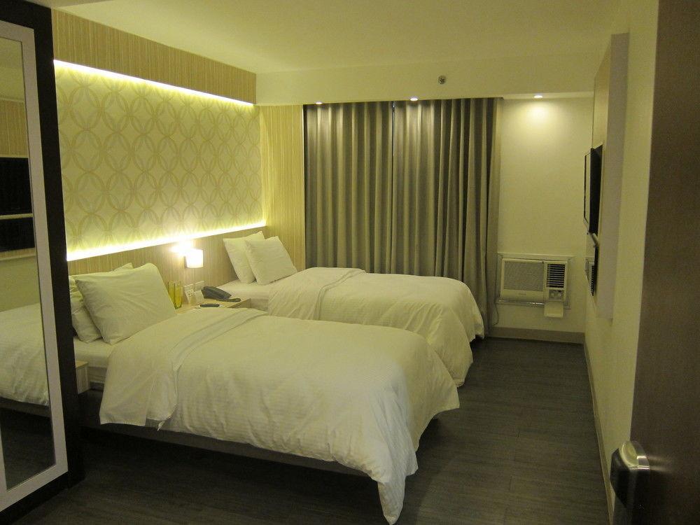 The Charter House Hotel Makati City Buitenkant foto