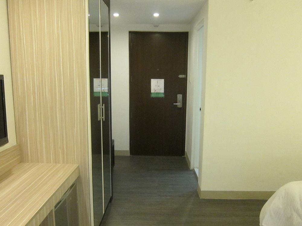 The Charter House Hotel Makati City Buitenkant foto