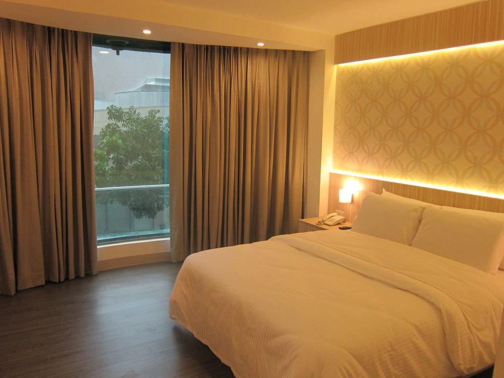 The Charter House Hotel Makati City Buitenkant foto