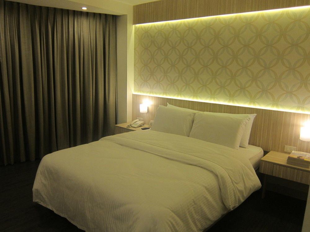 The Charter House Hotel Makati City Buitenkant foto