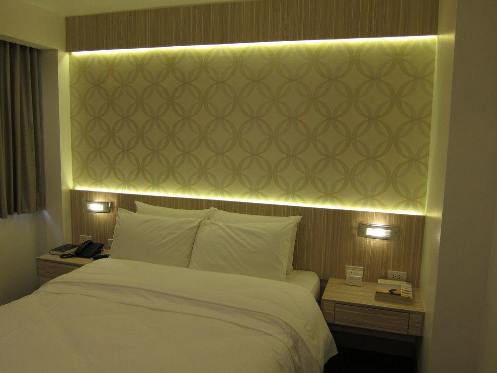 The Charter House Hotel Makati City Buitenkant foto