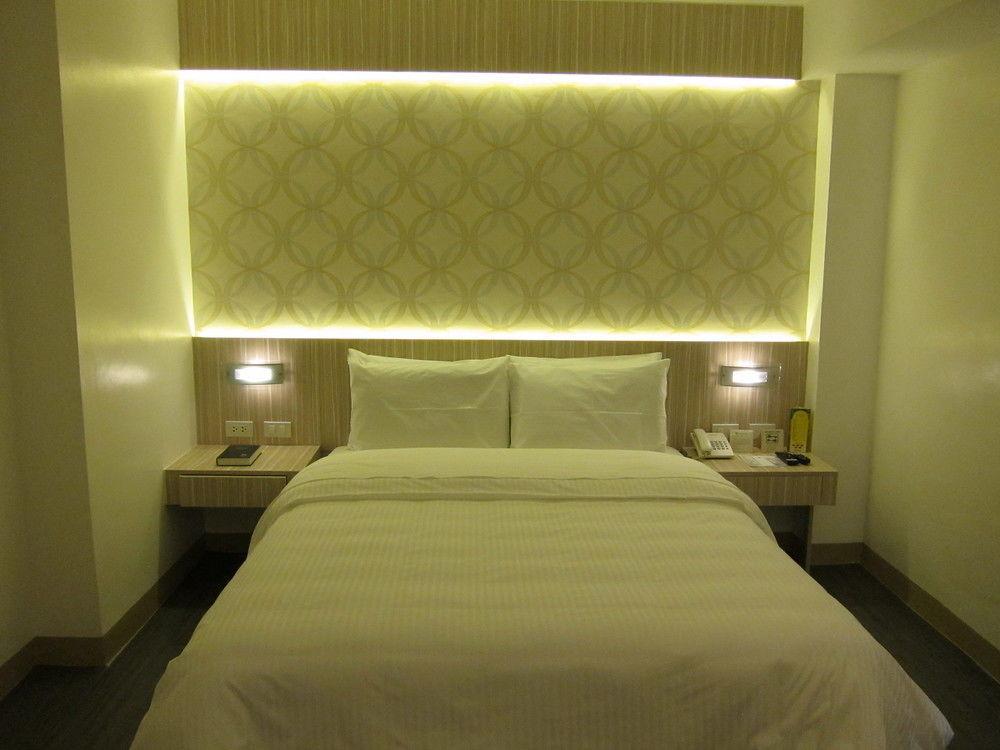 The Charter House Hotel Makati City Buitenkant foto