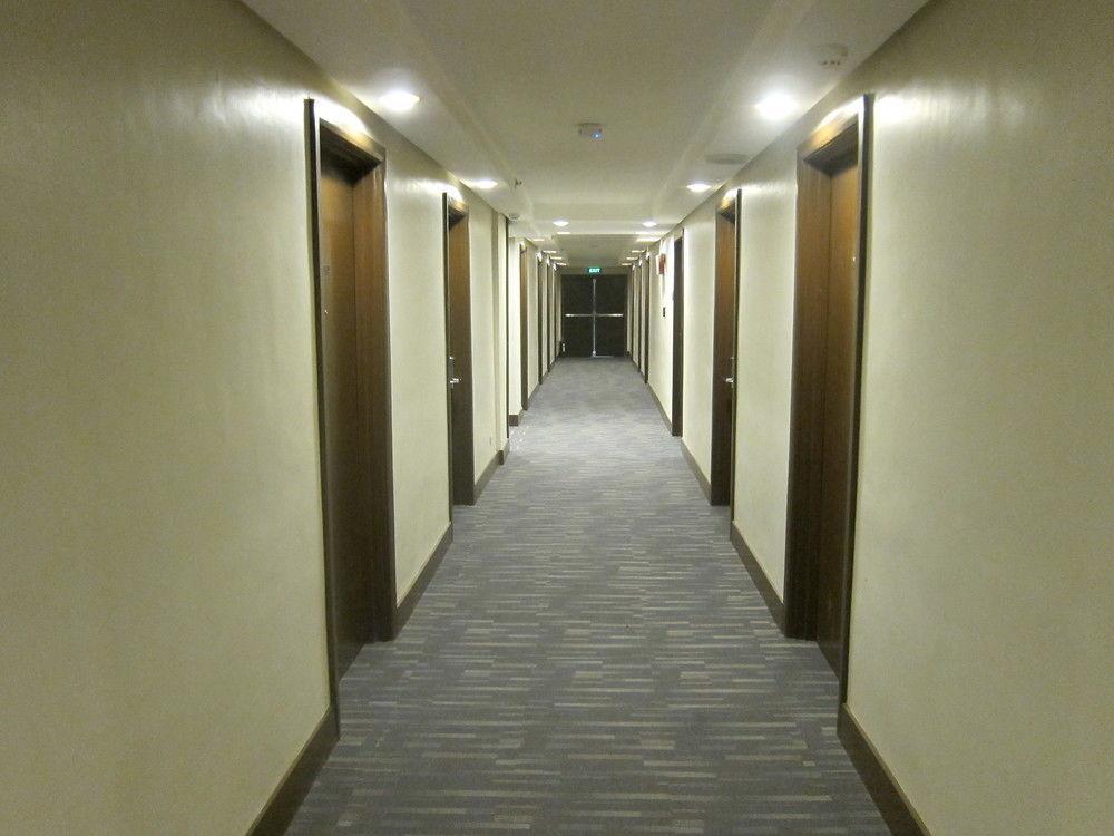 The Charter House Hotel Makati City Buitenkant foto