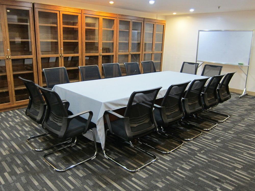 The Charter House Hotel Makati City Buitenkant foto