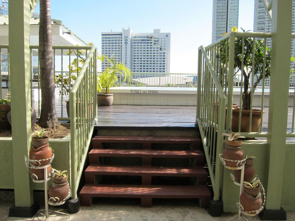The Charter House Hotel Makati City Buitenkant foto