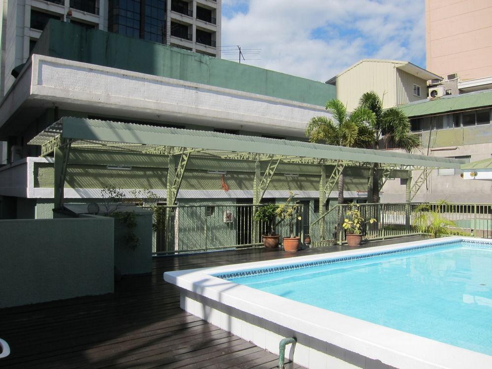 The Charter House Hotel Makati City Buitenkant foto