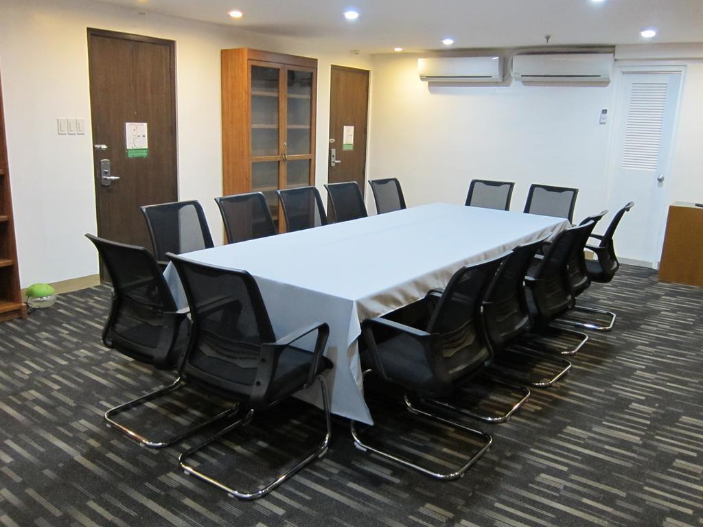 The Charter House Hotel Makati City Buitenkant foto