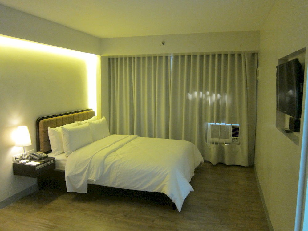 The Charter House Hotel Makati City Buitenkant foto