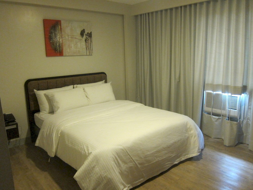 The Charter House Hotel Makati City Buitenkant foto