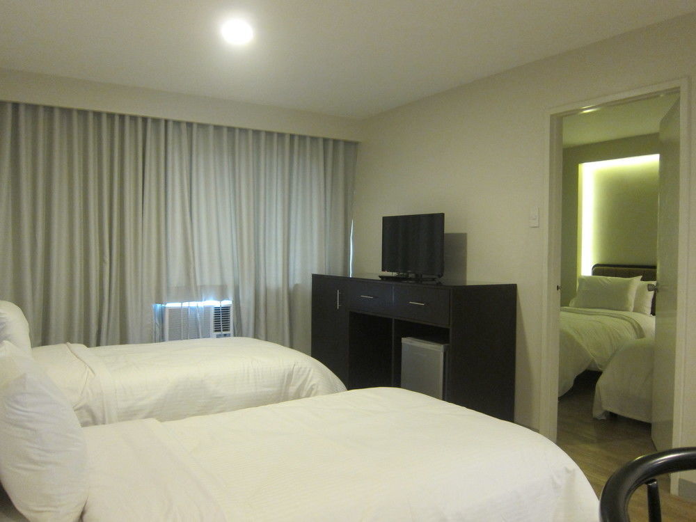 The Charter House Hotel Makati City Buitenkant foto