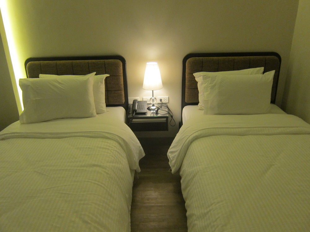 The Charter House Hotel Makati City Buitenkant foto
