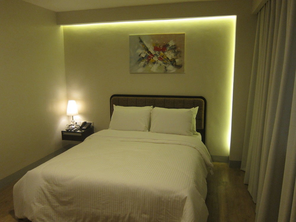 The Charter House Hotel Makati City Buitenkant foto