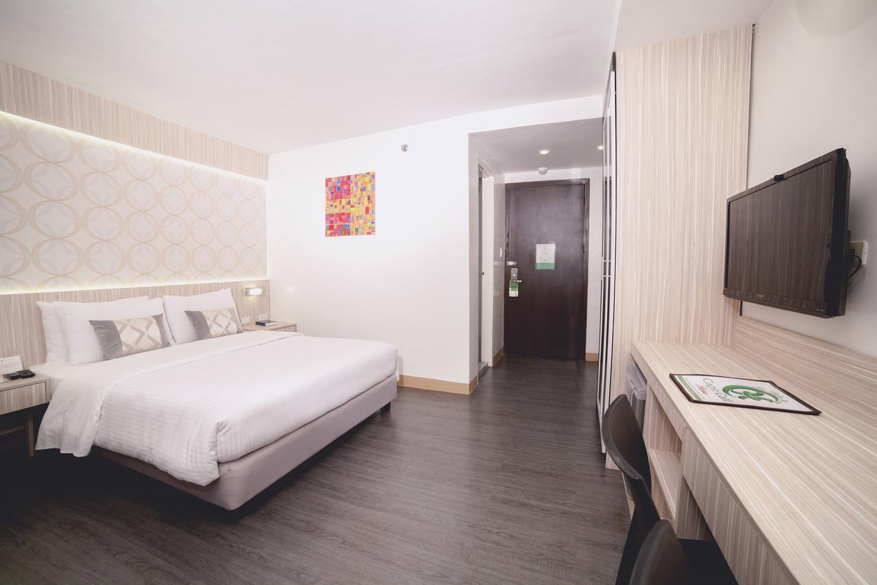 The Charter House Hotel Makati City Buitenkant foto