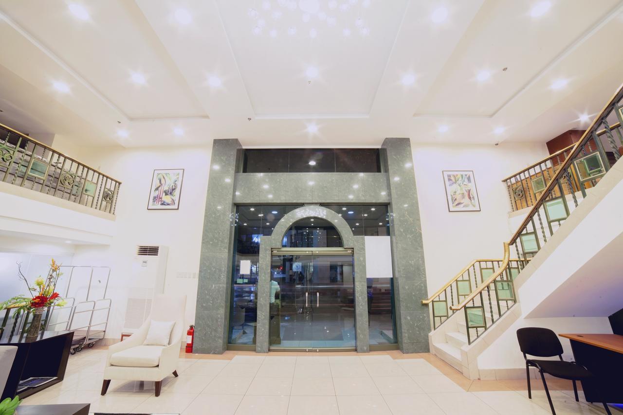 The Charter House Hotel Makati City Buitenkant foto