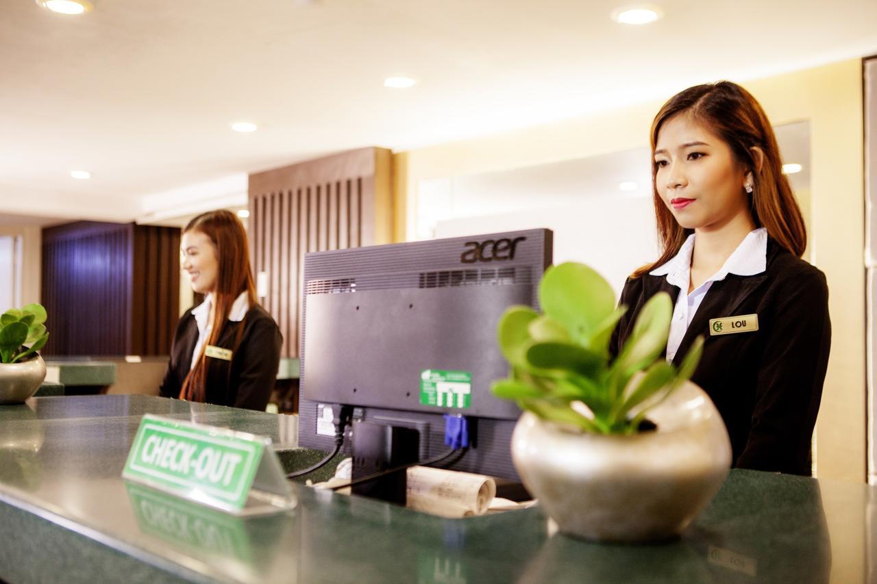 The Charter House Hotel Makati City Buitenkant foto