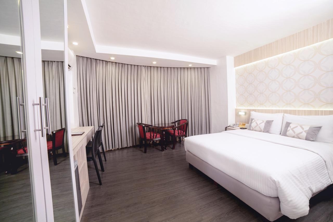 The Charter House Hotel Makati City Buitenkant foto